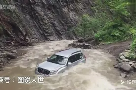 丰田普拉多湍急河流中涉水，这就是它敢叫“霸道”的原因
