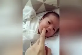 奶奶抱着小宝宝打了个喷嚏，宝宝的表情笑死我了，这宝宝超可爱了视频封面