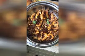 饭店大厨教你做一道虾吃虾涮，又香又辣，营养美味两不误视频封面