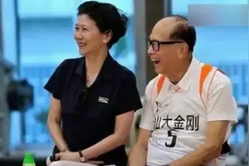 李嘉诚退休后与周凯旋现身街头，两人十指相扣，实力撒狗粮视频封面