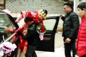 江西上饶玉山农村结婚习俗：父亲背女儿出嫁，看一次哭一次视频封面