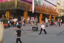 街头流浪歌手阿龙，秒杀中国好声音，人气爆棚视频封面