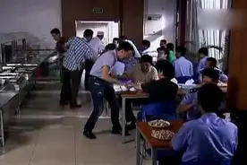 重案六组，公安局犒劳警察吃美食，这伙食我能吃五碗米饭！视频封面