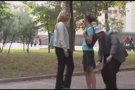 大龄男子恶搞穿裙子的女性，意外的是这些人的反应180度急转！视频封面