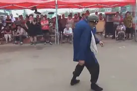 男扮女装，临沂农村老奶奶走秀表演图片