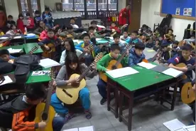 音乐老师带领全体学生吉他演奏《小苹果》，别人家的老师！图片
