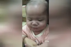 萌娃玩口水，你家宝宝会这样吗？图片
