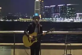 街头歌手吉他弹唱beyond《再见理想》图片