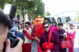 信阳街头现老外举办中式传统婚礼 拜天地惹得人笑图片
