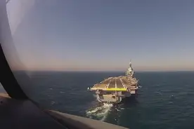 战斗机视角着陆航空母舰，超级震撼，以为脱钩要掉到海里去了图片