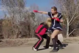拳击手女孩vs泰拳女生战斗场面（铁拳快打真人版）图片