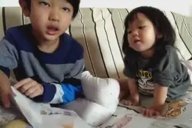 5岁哥哥教2岁妹妹认动物，两人萌萌的对话把爸爸笑翻了图片