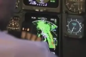 驾驶舱实拍——波音B737-500恶劣天气手动降落图片