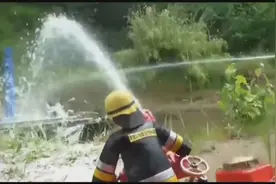 国外一汽油运输车发生火灾，居然派出玩具车灭火！真不简单图片