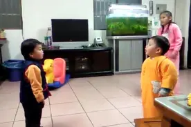 两个不会说话的孩子吵架！争得面红耳赤！却没有一句能听得懂！图片