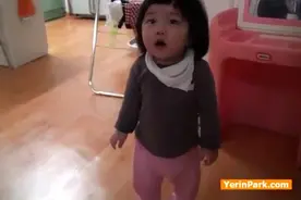 小宝宝门口偷看爸爸，爸爸冲出来吓唬，结尾让爸爸懵了！图片