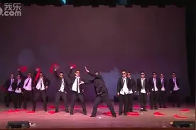 一群寸头西装男在晚会上群魔乱舞，麻烦造型别那么正经好吗？哈哈图片