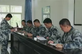 小伙子有前途啊，你这么给领导倒水，你的长官知道吗？图片