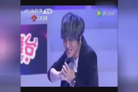 薛之谦和灵魂歌手合唱《演员》，被对方的歌声打动，跪倒在地图片