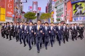 日本“上班族机械舞”街头最新力作，舞团太火成员数量飙升！图片