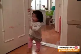 小宝宝活蹦乱跳的跑到爸妈房间，开心是不需要理由的，暖化了！图片