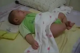 被爸爸吓哭的小婴儿，这爸爸的声音是有多难听，说好不吵醒我的呢图片