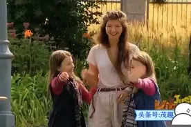 双胞胎姐妹恶搞路人，笑掉大牙了哈哈哈...视频封面