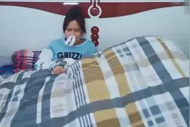 美女睡觉前恶搞男友，男友吸屁身亡，笑喷了！图片