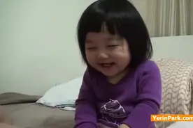 小宝宝玩手机，妈妈过来逗宝宝，看妈妈如何转移宝宝注意力！图片