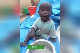 小黑孩饿了，自己开始寻找食物了，真的太萌了图片