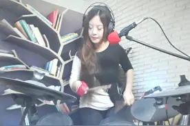 DJ嗨曲美女敲鼓演奏，展现出别样很嗨的音乐风格，真是听醉了图片