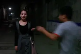 美女被劫匪问的奇葩问题震惊了，爆笑对话！图片