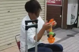 太给力了，日本街头艺人引得旁边女生尖叫连连图片