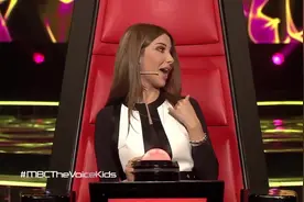 小萝莉演唱“蔓延的爱”，如此美妙的歌声导师都在后面听醉了！图片