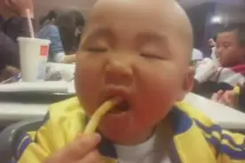爆笑！超可爱小男孩吃薯条！亮点在最后30秒图片