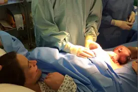 在医生把肚子切开正要把宝宝拉出来时，宝宝居然惊奇的自己往外钻视频封面