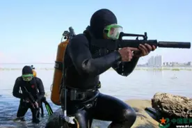 实拍解放军“蛙人”水下射击：隐蔽、生猛图片