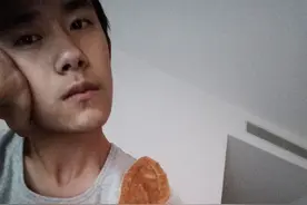 易烊千玺晒“床照”撩妹，评论区现众多花痴迷妹喊“老公”图片