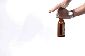 徒手拍穿酒瓶底，到底发生了什么事？图片