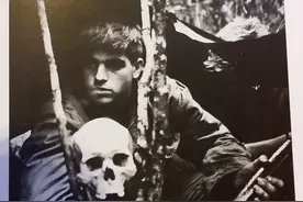 越南丛林营地，骷髅照看下的美国士兵图片