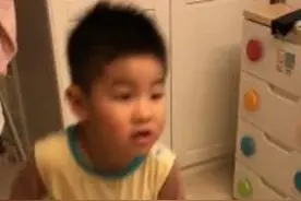 沙溢胡可的儿子小鱼儿火热开舞，生来有种让人开心的功力，名言：“不要吃哥哥，吃我”图片