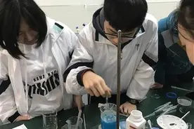 武汉一中校园开放日上，“一本率”咨询有所降温，社团关注热度升温图片