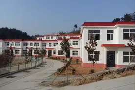 镇平二龙乡：贫困群众搬新房换新颜图片