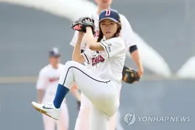 韩国速滑名将李相花担任棒球比赛开球嘉宾图片