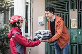 旧衣服怎么捐出？快递员上门取货，捐向何方您可监控图片