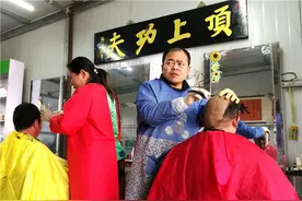 漯河一老式理发店生意火爆 刮脸打眼演绎“刀尖传奇”图片