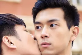 “女装大佬”张若昀，“贱萌”献吻李现图片