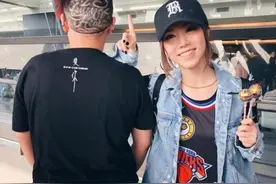 很拼！遭真爱粉丝用发型表白 邓紫棋：感动流涕！图片