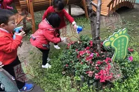 白水几秒钟变成褐色！水质专家来幼儿园“变魔术”图片