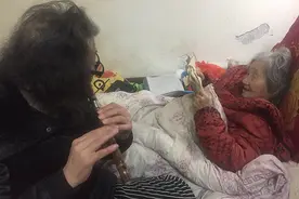 百姓故事②｜男子穿女装20年扮病逝妹妹，哄母亲开心图片